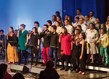 Muzycy Wesołego Wędrownika i uczestnicy warsztatów gospel wspólnie zaśpiewali dla upamiętnienia Norberta Blachy.