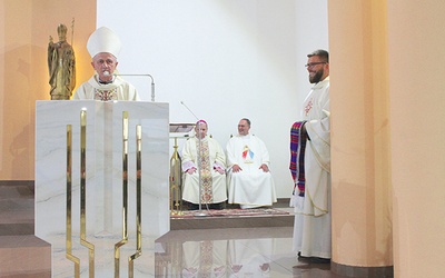 Bp Antoni Reimann i ks. Piotr Lewandowski ze stułą, którą otrzymał podczas Mszy posłania.