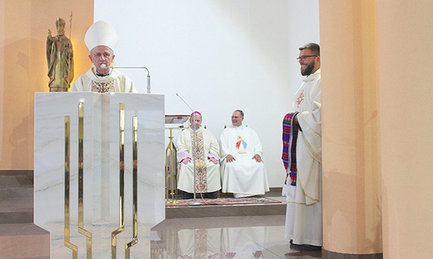 Bp Antoni Reimann i ks. Piotr Lewandowski ze stułą, którą otrzymał podczas Mszy posłania.