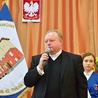 ▲	Ksiądz Radosław Kisiel podczas uroczystej akademii w szkole.