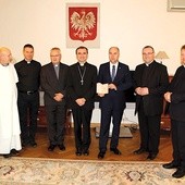 Nasi księża w polskiej ambasadzie.