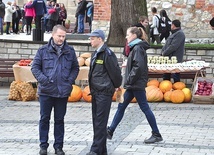 Ks. Mateusz i asp. Dziubak rozwiązują zagadki kryminalne.