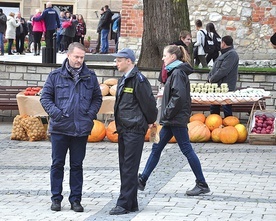 Ks. Mateusz i asp. Dziubak rozwiązują zagadki kryminalne.