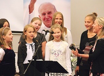 ▲	Dla papieża utwór „Przyjaciel” zaśpiewał zespół ze świetlicy „Pod Tęczą” z parafii Niepokalanego Poczęcia NMP.