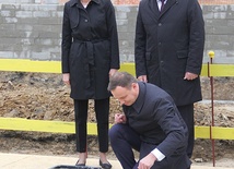 ▲	Andrzej Duda podpisał akt erekcyjny, a kielnią symbolicznie rozpoczął budowę nowej siedziby placówki.