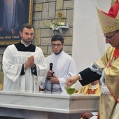 Bp Krzysztof Zadarko namaszcza nowy ołtarz podczas obrzędu poświęcenia kościoła. – Ten dom Boży nie jest po prostu jeszcze jednym budynkiem w mieście. Jest świątynią, z której Pan posyła nas, abyśmy o Nim świadczyli – powiedział biskup wiernym.