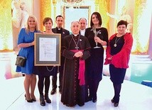 Pamiątkowe zdjęcie po wręczeniu Totusa z abp. Kowalczykiem, którego wszyscy tu nazywają wujkiem.