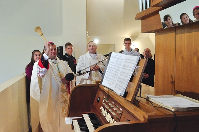 Bp Leszkiewicz święci organy w kościele w Proszówkach.