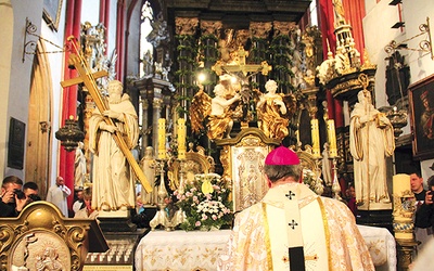 Na zakończenie Eucharystii abp Józef Kupny przy grobie świętej prosił o łaski potrzebne do dobrego przeżycia tego roku.