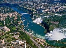 Środkiem Niagary biegnie granica USA i Kanady. Po obu stronach rzeki znajdują się dwa miasta o tej samej nazwie – Niagara Falls