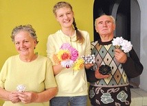 ▲	Agnieszka i Helmut Lizurkowie z wnuczką Olivią Turek opowiadają o papierowych kwiatach.