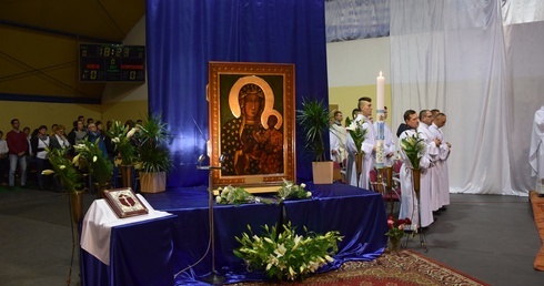 Uroczystą Eucharystię odpawiono nie w kaplicy, a w hali