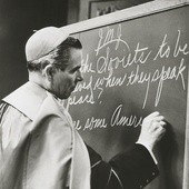 Rok 1954. Abp Fulton Sheen prowadził cotygodniowy program w telewizji w bardzo  nie-telewizyjny sposób.