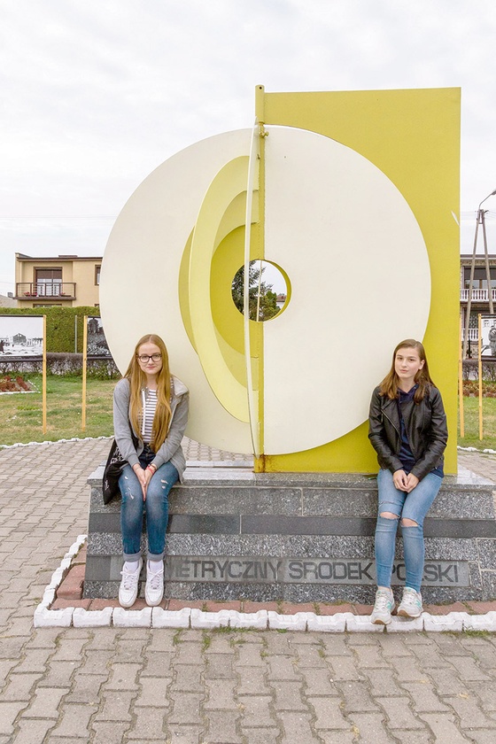 Dwie Karoliny, uczennice gimnazjum w Piątku, przy pomniku wyznaczającym geometryczny środek Polski.