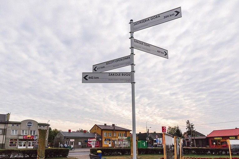 Na rynku w Piątku przecinają się linie prowadzące od najdalej wysuniętych punktów w Polsce – na północ i południe oraz na wschód i zachód. Są to: przylądek Rozewie koło Jastrzębiej Góry – Opołonek, szczyt w Bieszczadach; zakole Bugu koło Zosina – zakole Odry w rejonie Cedyni.