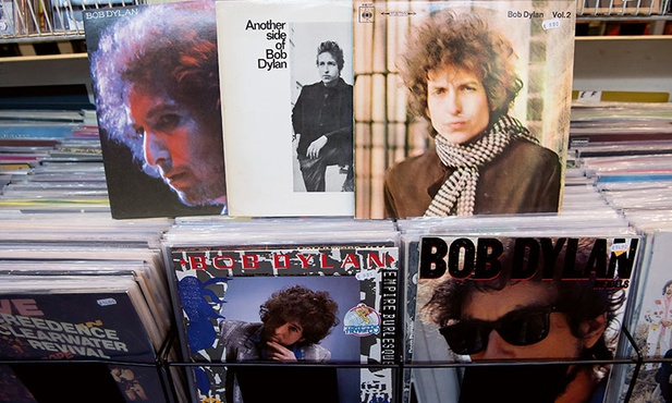 Bob Dylan – amerykański piosenkarz, autor tekstów, poeta, pisarz i kompozytor – to człowiek o stu twarzach.