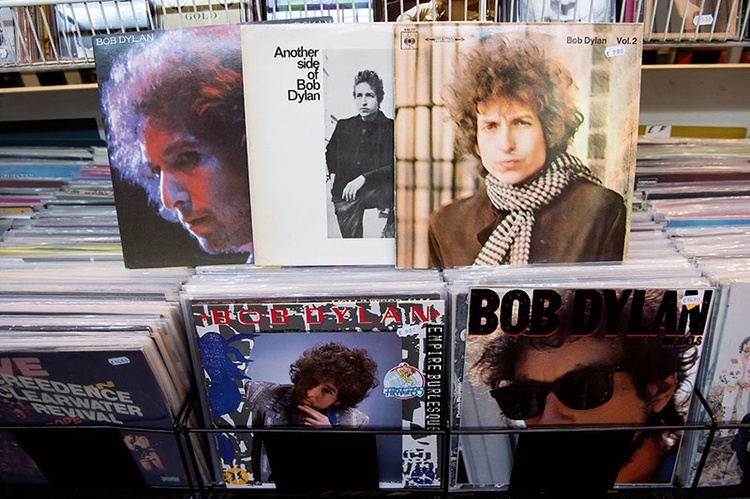 Bob Dylan – amerykański piosenkarz, autor tekstów, poeta, pisarz i kompozytor – to człowiek o stu twarzach.