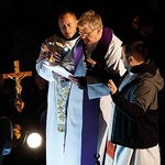 Kulminacyjny moment czuwania – egzorcyzm nad Polską. Modlitwę wypowiedział ks. Piotr Glas.