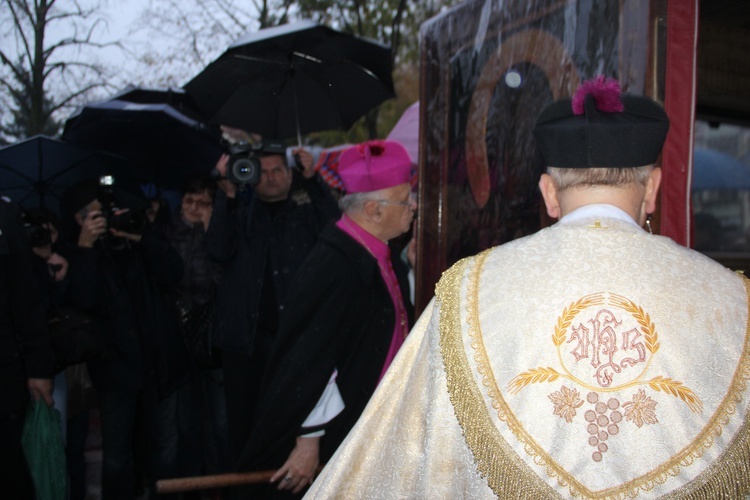 Powitanie ikony MB Częstochowskiej w parafii św. Jakuba w Skierniewicach