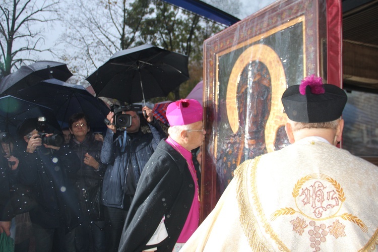 Powitanie ikony MB Częstochowskiej w parafii św. Jakuba w Skierniewicach