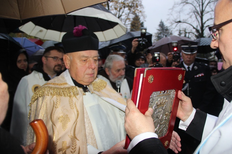 Powitanie ikony MB Częstochowskiej w parafii św. Jakuba w Skierniewicach