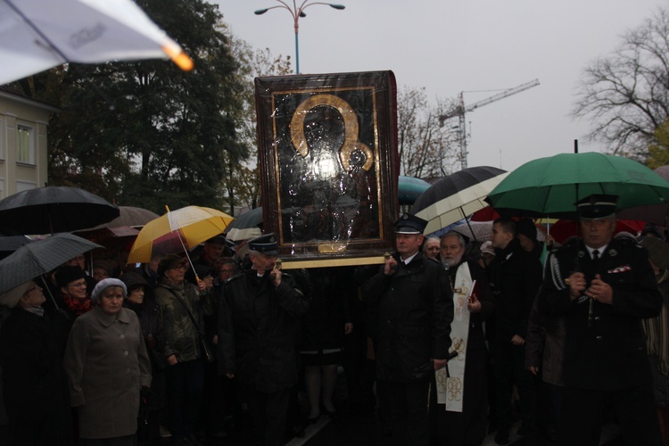 Powitanie ikony MB Częstochowskiej w parafii św. Jakuba w Skierniewicach