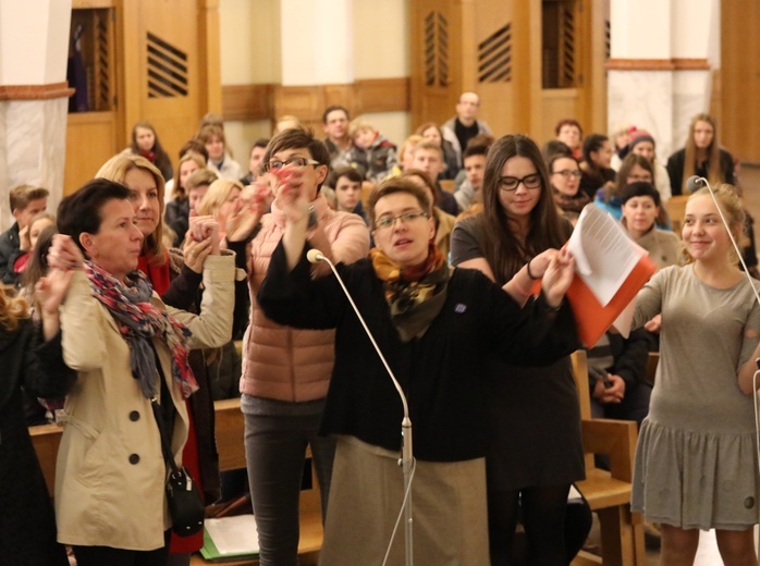 Koncert uwielbienia hymnami ŚDM w Andrychowie