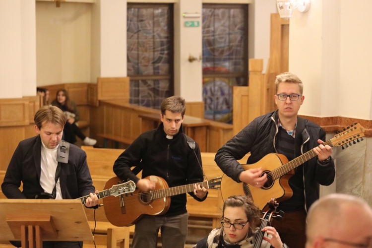 Koncert uwielbienia hymnami ŚDM w Andrychowie