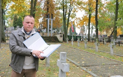 Ks. Piotr Zamaria z listą poległych w 1939 r. żołnierzy