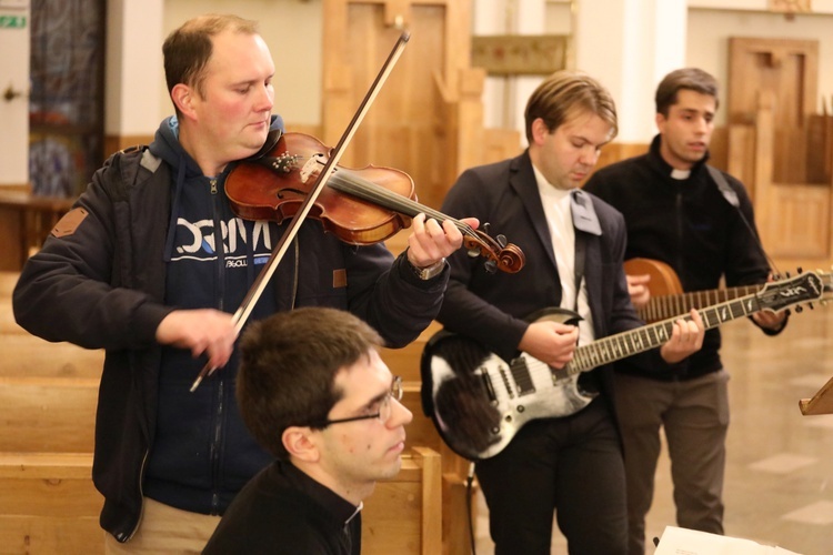 Koncert uwielbienia hymnami ŚDM w Andrychowie