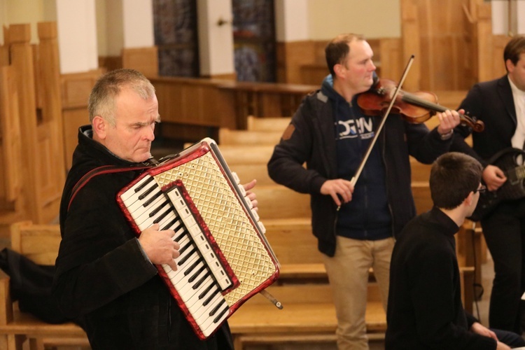 Koncert uwielbienia hymnami ŚDM w Andrychowie