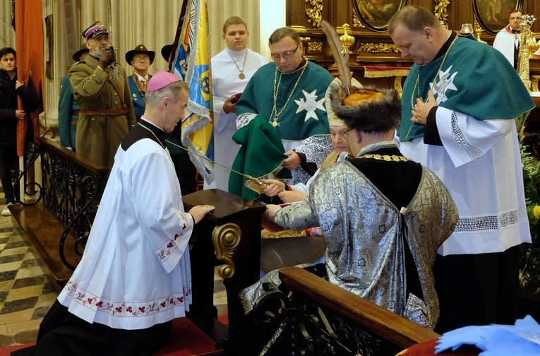 Pasowanie bp. Stanisława Salaterskiego na Rycerza Orderu św. Jana Kantego.