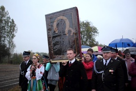 W powitalnej procesji obraz niosły również osoby w strojach łowickich