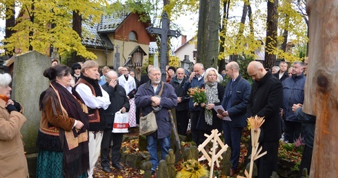 Drewniane kwiaty na Pęksowym Brzyzku