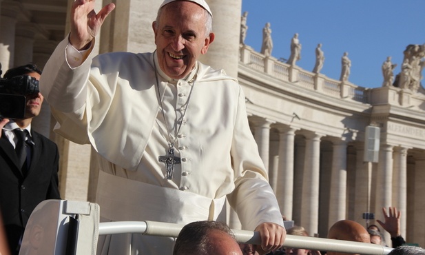 Papież Franciszek pozdrawia wiernych