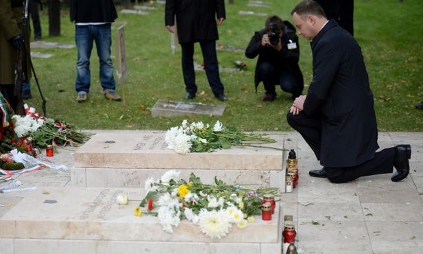 Andrzej Duda złożył kwiaty na cmentarzu Rakoskeresztur 