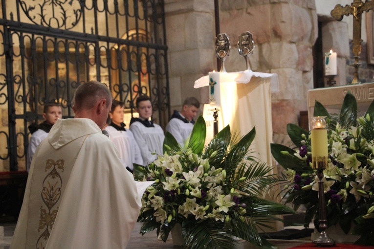 Wprowadzenie relikwii św. Jana Pawła II i św. Maksymiliana do archikolegiaty w Tumie