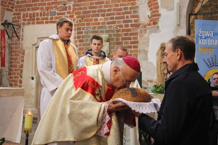 Wprowadzenie relikwii św. Jana Pawła II i św. Maksymiliana do archikolegiaty w Tumie