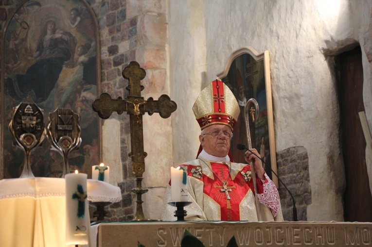 Wprowadzenie relikwii św. Jana Pawła II i św. Maksymiliana do archikolegiaty w Tumie