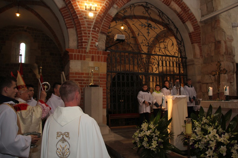 Wprowadzenie relikwii św. Jana Pawła II i św. Maksymiliana do archikolegiaty w Tumie