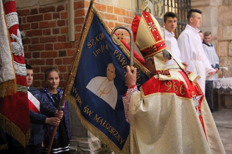 Wprowadzenie relikwii św. Jana Pawła II i św. Maksymiliana do archikolegiaty w Tumie