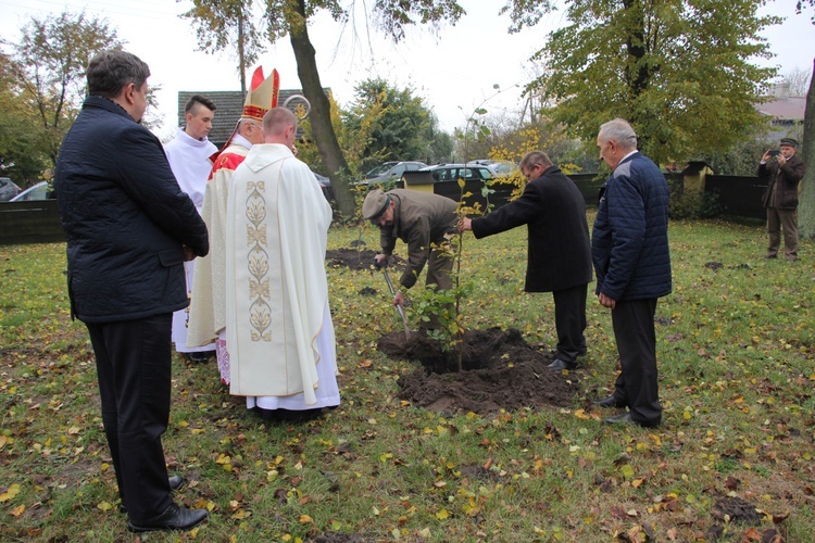 Wprowadzenie relikwii św. Jana Pawła II i św. Maksymiliana do archikolegiaty w Tumie