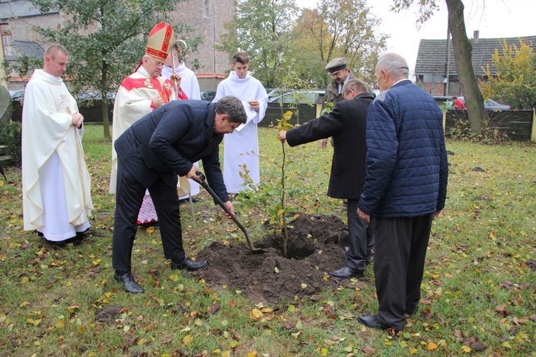 Wprowadzenie relikwii św. Jana Pawła II i św. Maksymiliana do archikolegiaty w Tumie