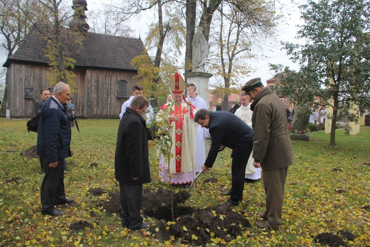 Wprowadzenie relikwii św. Jana Pawła II i św. Maksymiliana do archikolegiaty w Tumie