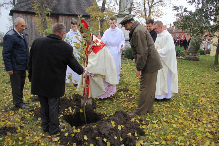 Wprowadzenie relikwii św. Jana Pawła II i św. Maksymiliana do archikolegiaty w Tumie