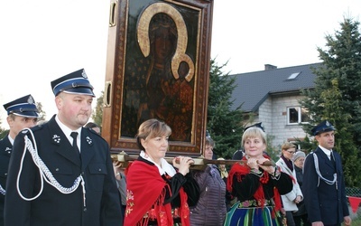 Wizerunek MB Częstochowskiej na swoich barkach niosły m.in. przedstawicielki matek. Na tę okazję panie ubrały się w stroje ludowe regionu łowickiego