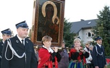 Wizerunek MB Częstochowskiej na swoich barkach niosły m.in. przedstawicielki matek. Na tę okazję panie ubrały się w stroje ludowe regionu łowickiego