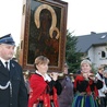 Wizerunek MB Częstochowskiej na swoich barkach niosły m.in. przedstawicielki matek. Na tę okazję panie ubrały się w stroje ludowe regionu łowickiego