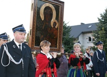 Wizerunek MB Częstochowskiej na swoich barkach niosły m.in. przedstawicielki matek. Na tę okazję panie ubrały się w stroje ludowe regionu łowickiego