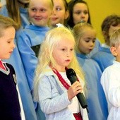 „Choć jestem przedszkolakiem, podążam Twoim szlakiem” –  śpiewały dzieci z Włodzienina o JPII.